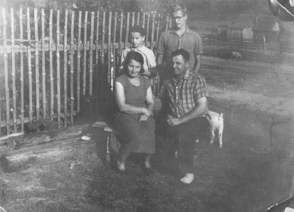 Родители с сыновьями и поросёнком