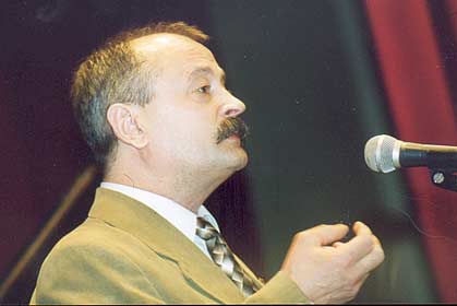 У микрофона поэт Владимир Скворцов